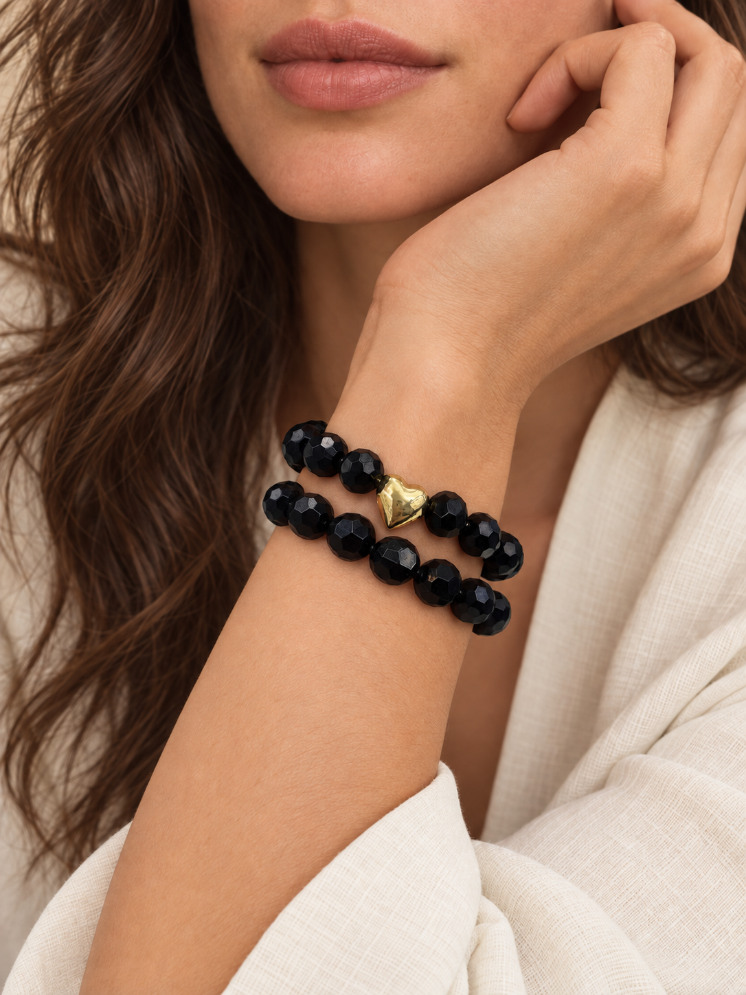 PULSERA NEGRA CON CORAZON DORADO ELASTICA