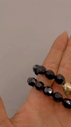 PULSERA NEGRA CON CORAZON DORADO ELASTICA